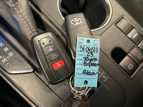 Used 2023 Toyota Highlander XSE FWD image 10