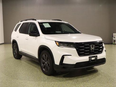 Used 2025 Honda Pilot Sport image 1