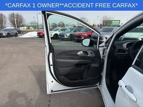 Used 2025 Chrysler Pacifica Limited image 26