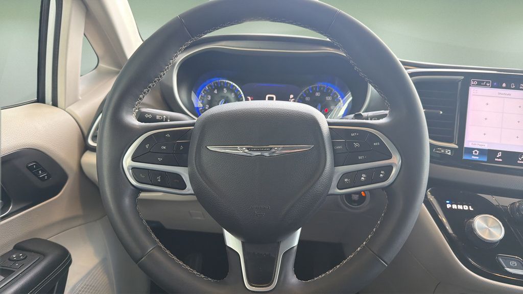 Used 2024 Chrysler Pacifica Touring-L FWD image 9