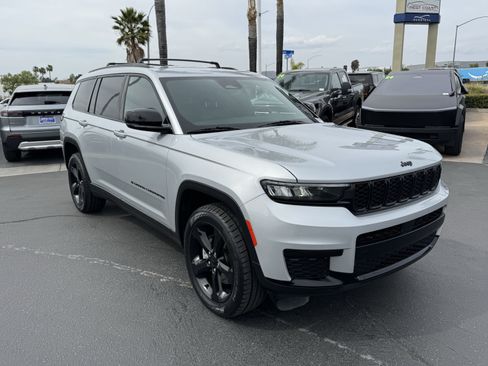 Used 2021 Jeep Grand Cherokee L Laredo AWD/4WD image 2