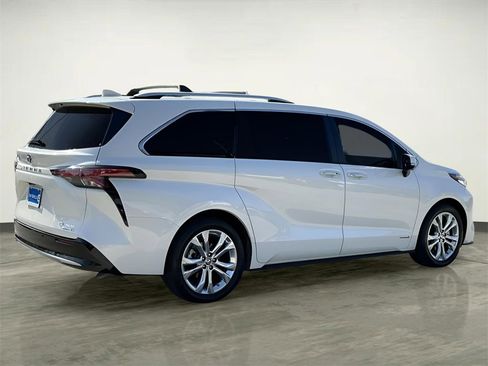 Used 2021 Toyota Sienna Platinum image 11