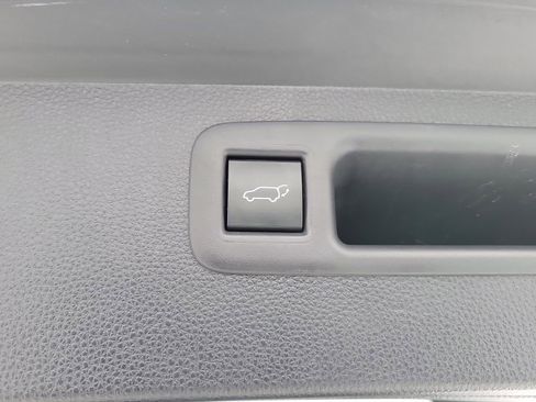 Used 2023 Toyota Highlander L image 32