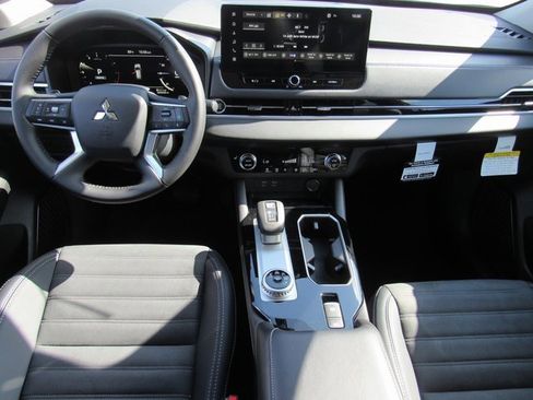 New 2025 Mitsubishi Outlander SE image 10