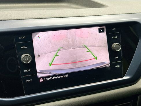 Used 2022 Volkswagen Taos SE w/ Panoramic Sunroof Package FWD image 16