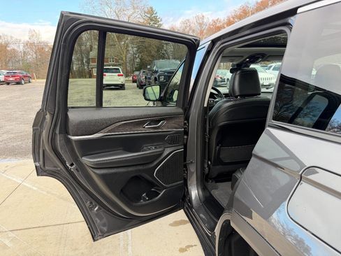 Used 2022 Jeep Grand Cherokee Limited image 21