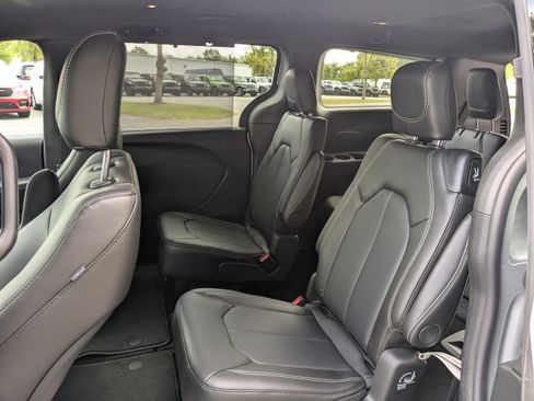 New 2026 Chrysler Pacifica Select FWD image 13