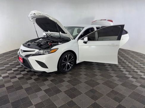 Used 2020 Toyota Camry SE FWD image 12