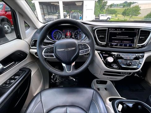 Used 2023 Chrysler Pacifica Touring-L FWD image 10
