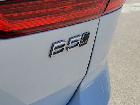 Used 2023 Volvo XC60 B5 Plus image 13