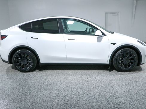 Used 2022 Tesla Model Y Long Range AWD/4WD image 6