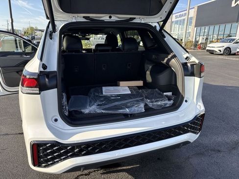 New 2026 Volkswagen Tiguan SE R-Line AWD/4WD image 42