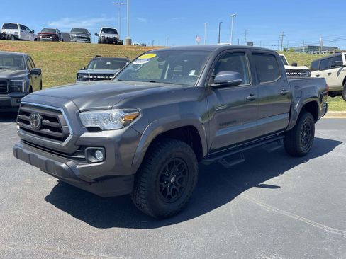 Used 2022 Toyota Tacoma SR5 w/ Technology Package RWD image 3