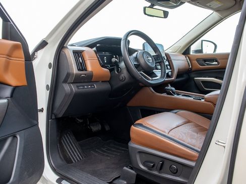 Used 2024 Nissan Pathfinder Platinum image 31