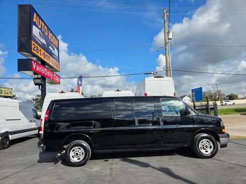 Used 2023 GMC Savana 3500 Extended w/ Driver Convenience Package image 3