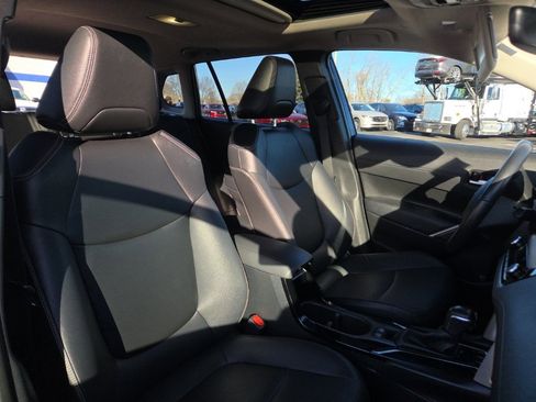 Used 2023 Toyota Corolla Cross XLE image 19