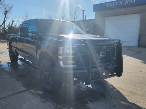 Used 2023 Ford F250 XLT w/ XLT Premium Package image 2