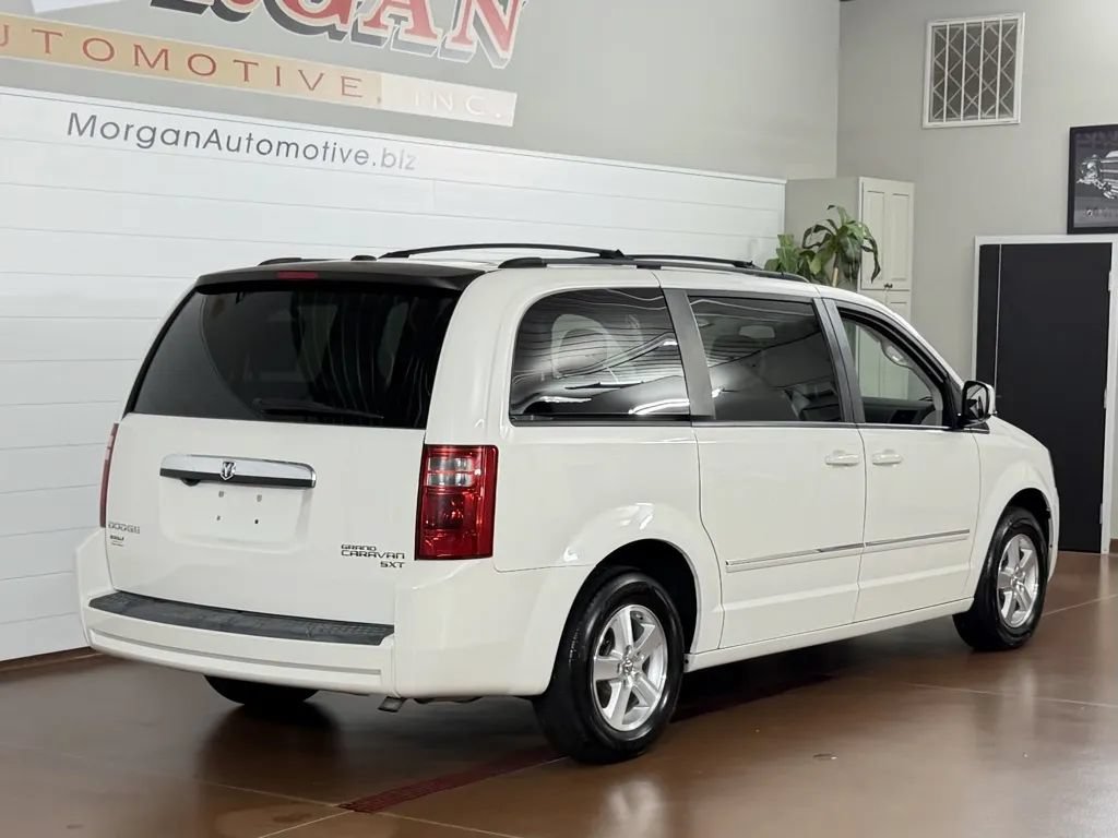 Used 2009 Dodge Grand Caravan SXT w/ Entertainment Group 2 FWD image 3