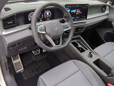 New 2026 Volkswagen Tiguan SE R-Line AWD/4WD image 9