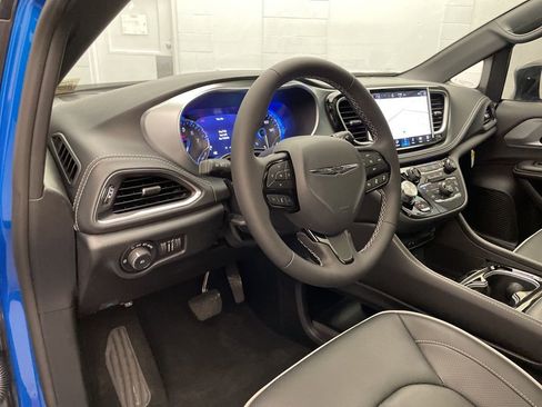 New 2026 Chrysler Pacifica Limited w/ Uconnect Theater Family Group FWD image 17