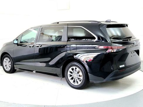 Certified 2024 Toyota Sienna XLE FWD image 4