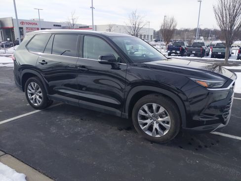 Used 2025 Toyota Grand Highlander Limited image 2