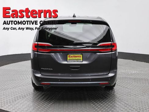 Used 2023 Chrysler Pacifica Touring-L FWD image 6