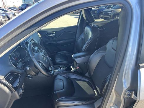 Used 2019 Jeep Cherokee Latitude Plus image 11