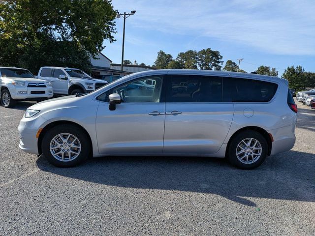 Used 2023 Chrysler Pacifica Touring-L FWD image 7