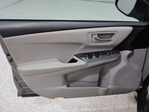 Used 2015 Toyota Camry SE FWD image 12