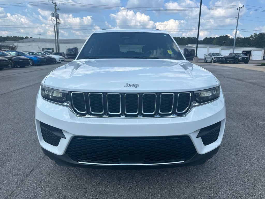 Used 2024 Jeep Grand Cherokee Laredo X w/ Luxury Tech Group I RWD image 2