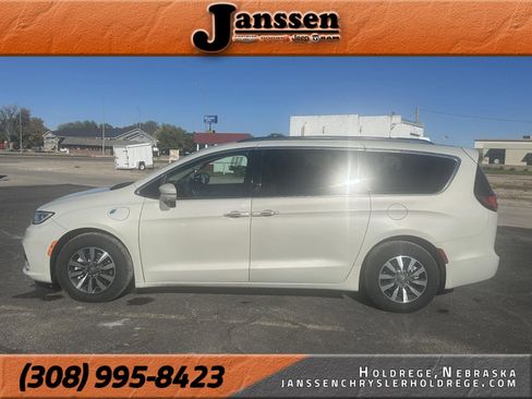 Used 2021 Chrysler Pacifica Touring-L image 1