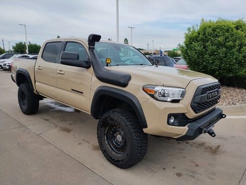 Used 2019 Toyota Tacoma TRD Off-Road AWD/4WD image 4