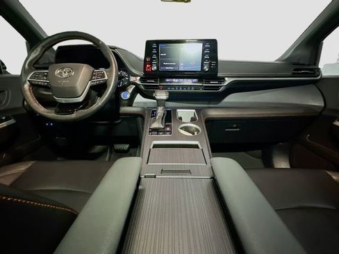 Used 2022 Toyota Sienna XSE image 9