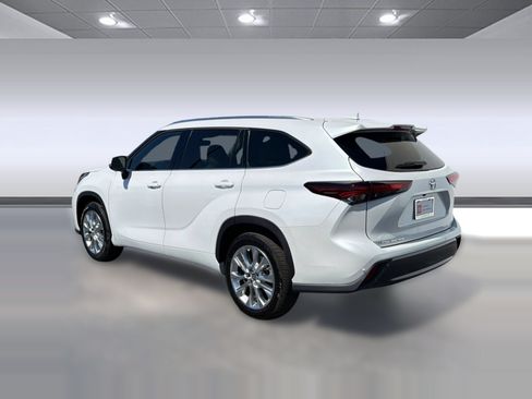 Certified 2025 Toyota Highlander Limited FWD image 3