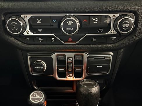 Used 2024 Jeep Gladiator Sport AWD/4WD image 18