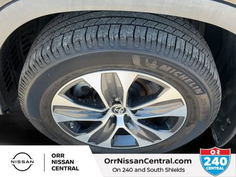 Used 2022 Toyota Highlander XLE AWD/4WD image 9