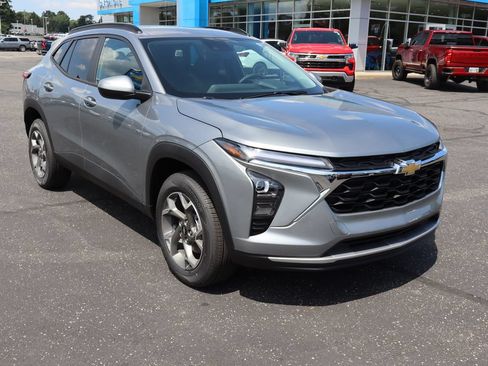 New 2026 Chevrolet Trax LT w/ Driver Confidence Package FWD image 2