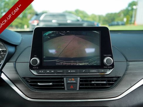 Used 2025 Nissan Altima 2.5 SV FWD image 11