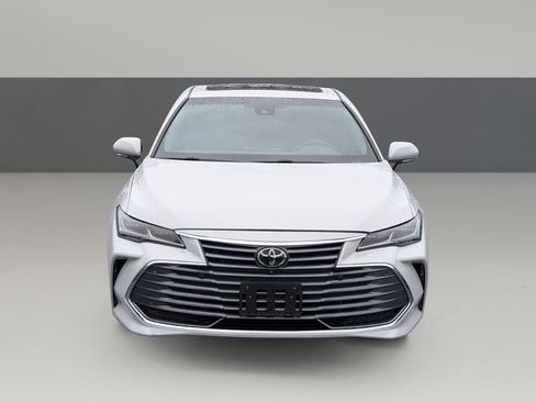Used 2022 Toyota Avalon Limited image 3