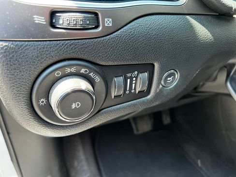 Used 2019 Jeep Cherokee Limited w/ Luxury Group AWD/4WD image 28