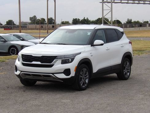 Used 2022 Kia Seltos LX AWD/4WD image 2