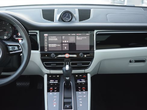Certified 2026 Porsche Macan AWD/4WD image 19