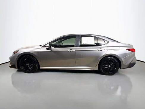 Used 2025 Toyota Camry SE image 4