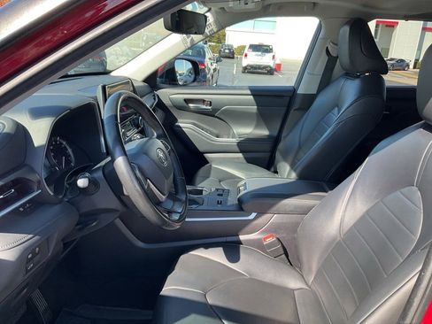 Used 2023 Toyota Highlander XLE image 2