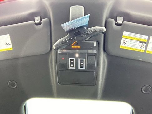 Used 2022 Land Rover Defender 110 X-Dynamic SE image 32