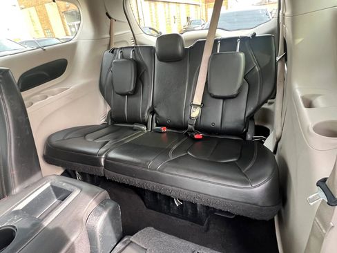 Used 2017 Chrysler Pacifica Touring-L image 28
