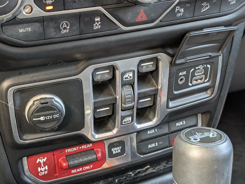 Used 2018 Jeep Wrangler Unlimited Rubicon w/ Dual Top Group AWD/4WD image 19