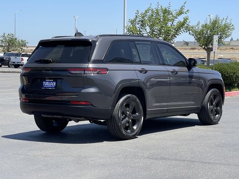 Used 2023 Jeep Grand Cherokee Altitude AWD/4WD image 5