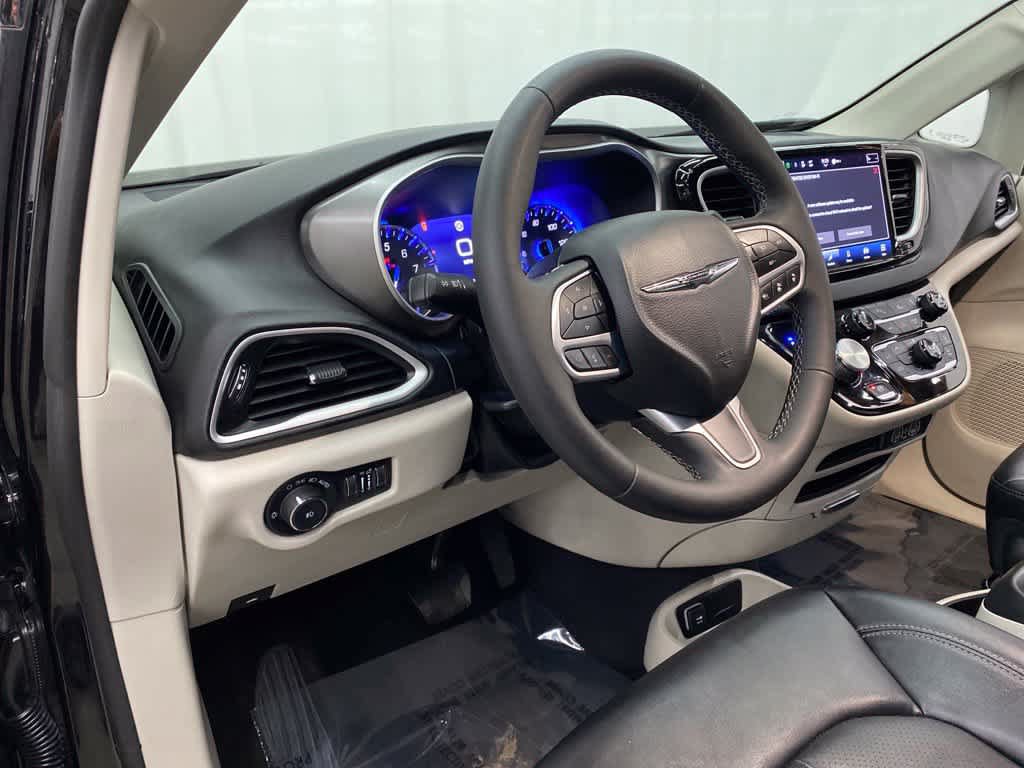 Used 2024 Chrysler Pacifica Touring-L FWD image 2